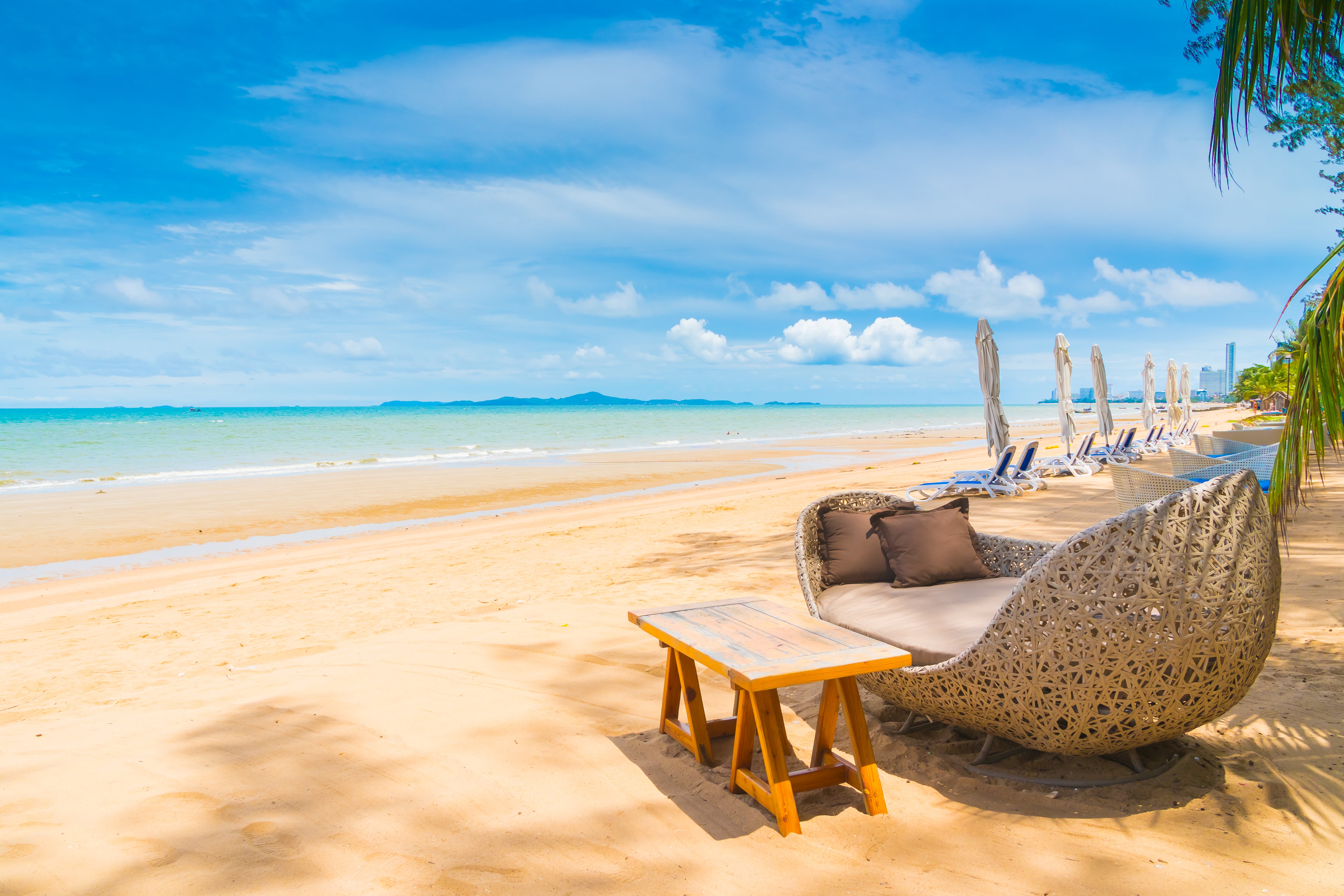 files/chair-table-dinning-beach-sea-with-blue-sky.jpg