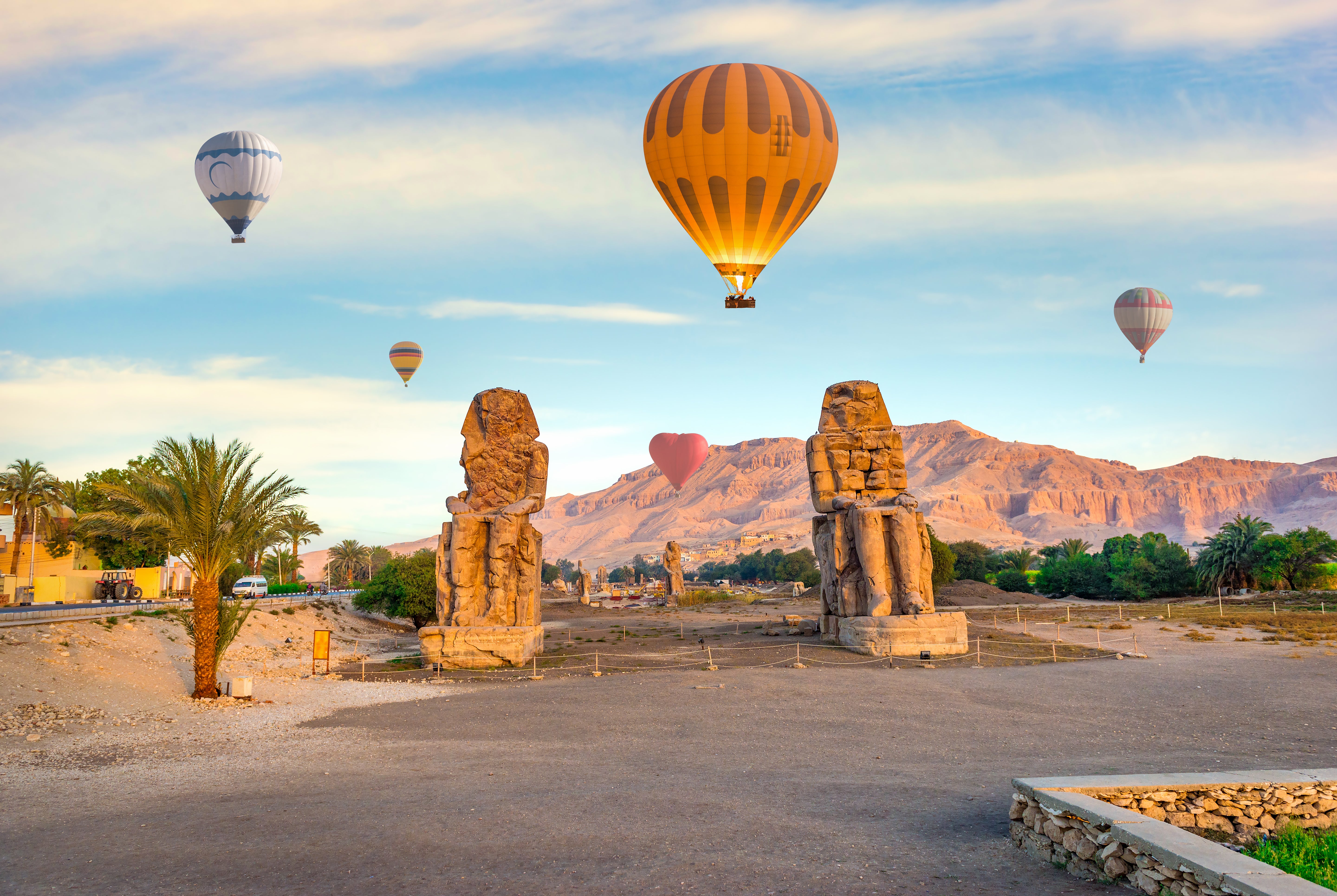 files/hot-air-balloons-colossi-memnon-luxor-egypt.jpg