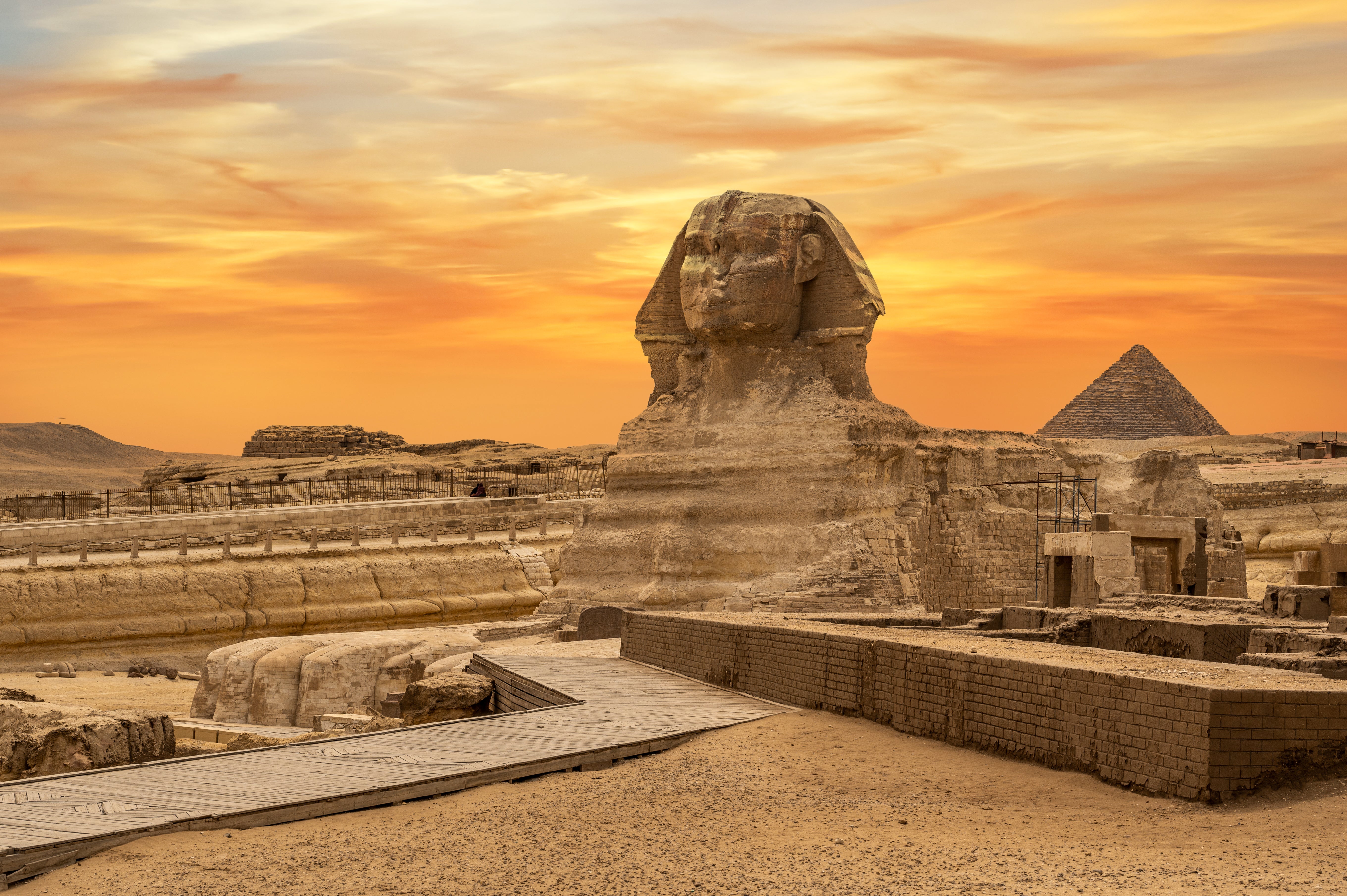 files/landscape-with-egyptian-pyramids-great-sphinx-silhouettes-ancient-symbols-landmarks-egypt-your-travel-concept-africa-golden-sunlight-sphinx-giza-pyramid-complex-sunset.jpg